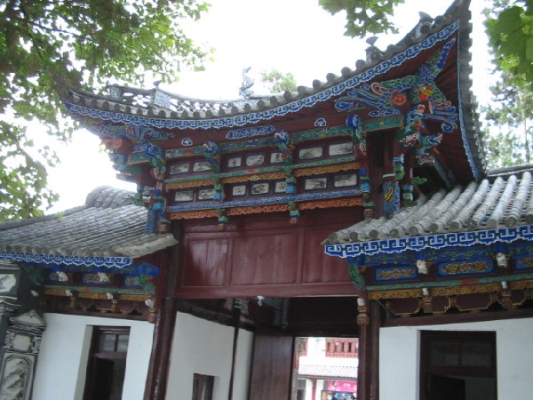 0daliyunnan-019templerooftown.jpg