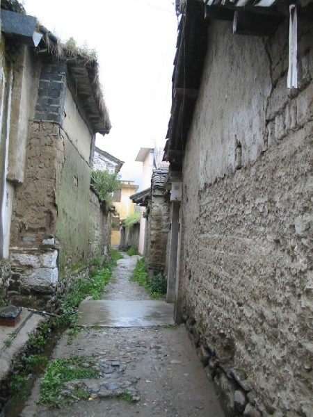 1daliyunnan-077villagealley8-17-03.jpg